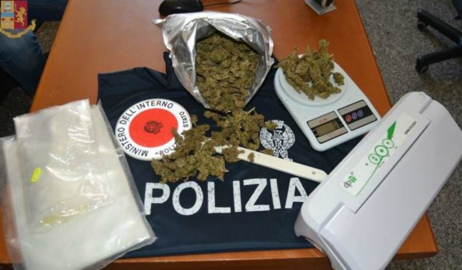 Vendevano la droga ai ragazzini, tre pusher arrestati 51 Droga arresti tropea