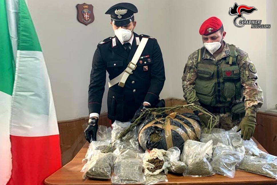 Sequestri - trovati 8 kg di marijuana nascosti in un fusto metallico e una doppietta 51 Droga sequestro