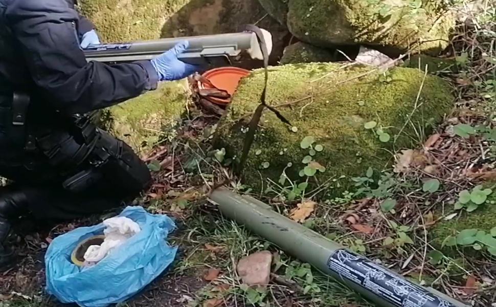 Due lanciarazzi anticarro carichi e funzionanti nascosti tra le rocce 01
