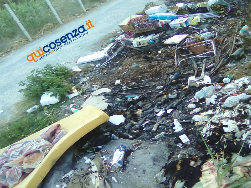 FOTONOTIZIA - Rifiuti e ingombranti dati alle fiamme giacciono dietro ai binari 53 EVID4