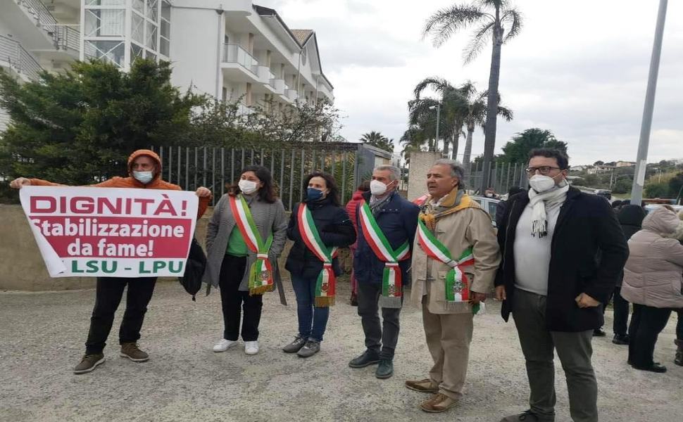Amendolara, sindaci in piazza a sostegno degli ex Lsu-Lpu: "ridategli dignità" 53 EX LSU LPU AMENDOLARA