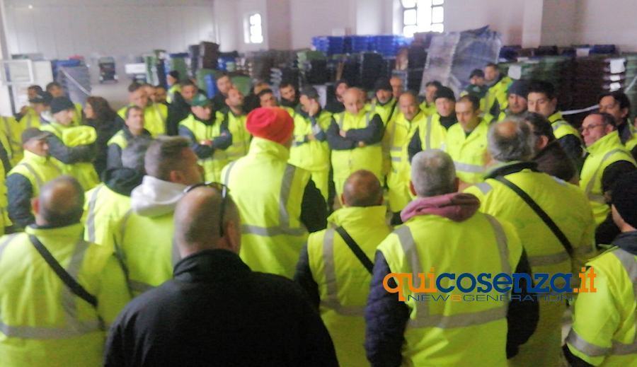 Ecologia Oggi: ritardi negli stipendi e vessazioni, lavoratori in agitazione 51 Ecologia Oggi tute gialle 1