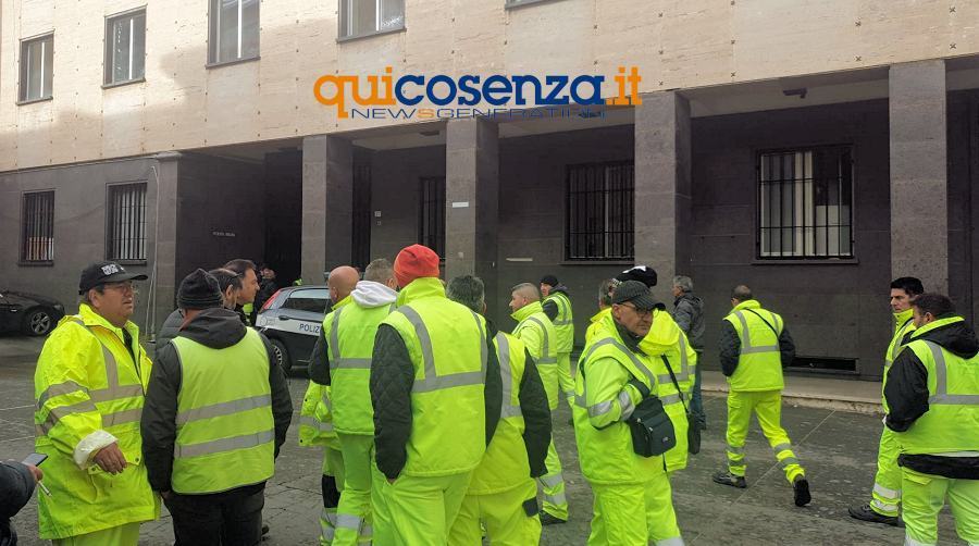 Rifiuti, le "Tute gialle" minacciano il blocco dei servizi a Cosenza 51 Ecologia Oggi tute gialle3