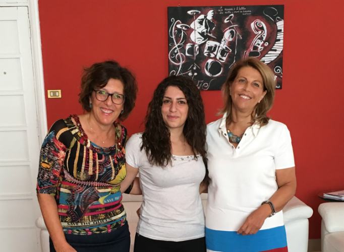 Dal “Lucrezia della Valle” a Chicago: studentessa del liceo cosentino frequenterà la scuola negli USA 51 Elisa Benedetto con preside Giannicola e prof