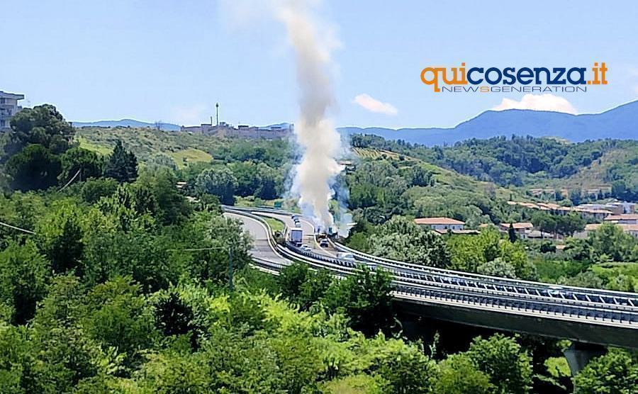 A fuoco un'auto sulla A2 tra Rende e Cosenza. Disagi al traffico 51 Esplode auto a2