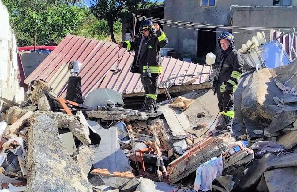 Esplode una bombola, crolla un casolare. Estratti dalle macerie i proprietari, uno è grave 51 Esplode casolare