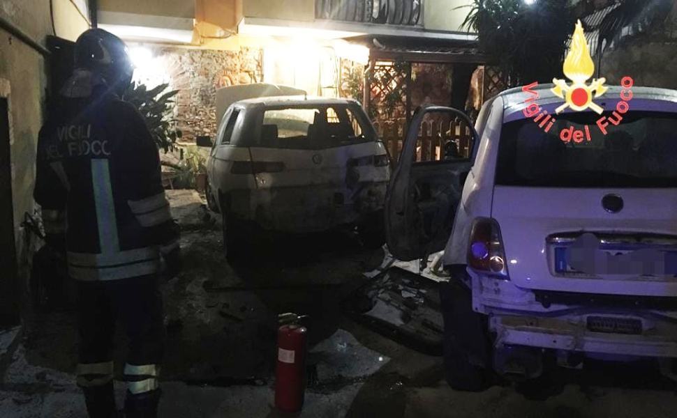 Ordigno esplode e danneggia auto e vetrate, indagini in corso 51 Esplosione ordigno lamezia 01
