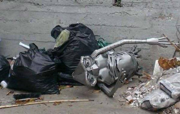 ET gettato tra i rifiuti, i familiari dell'artista si ribellano: "Siamo offesi" 51 et-tra-i-rifiuti