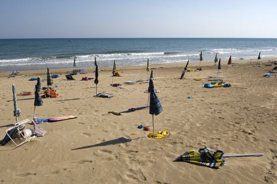 ombrelloni abbandonati