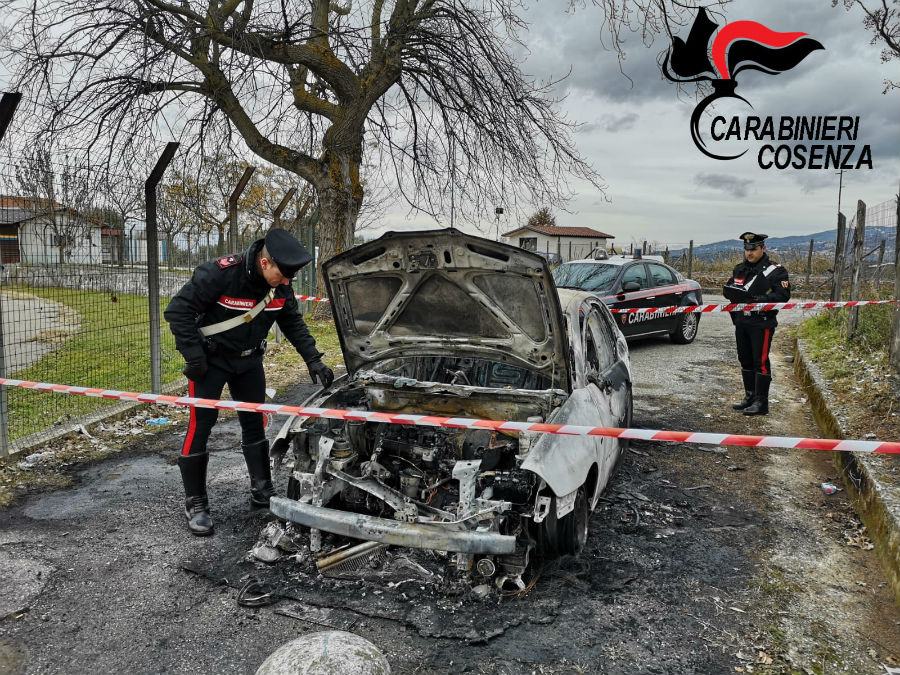 Rogliano, incendia auto: braccato dall'Arma 51 FOTO 19