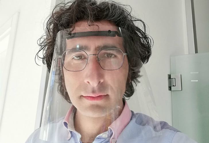 Cosenza, Falbo sperimenta nuove visiere protettive: pronte per essere distribuite gratuitamente 51 Falbo con il prototipo di visiera