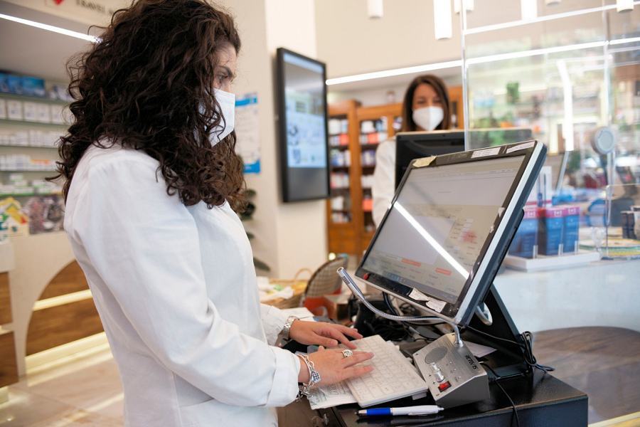 Federfarma, è assalto alle farmacie: 2,5 milioni di green pass e 60% di tamponi 59 Farmacia coronavirus mascherine3 1