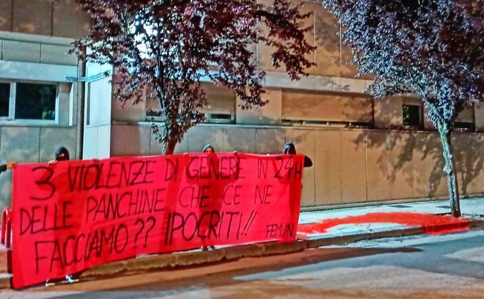 Fem in striscione questura violenza