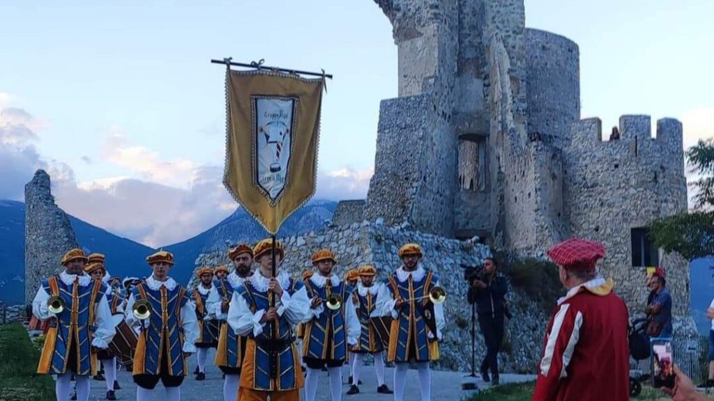 Morano Calabro: turisti al cospetto della "Bandiera" 1 Festa Bandiera Morano Calabro