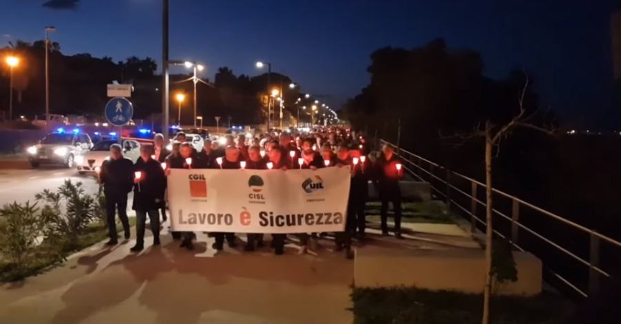 Fiaccolata Crotone operai morti