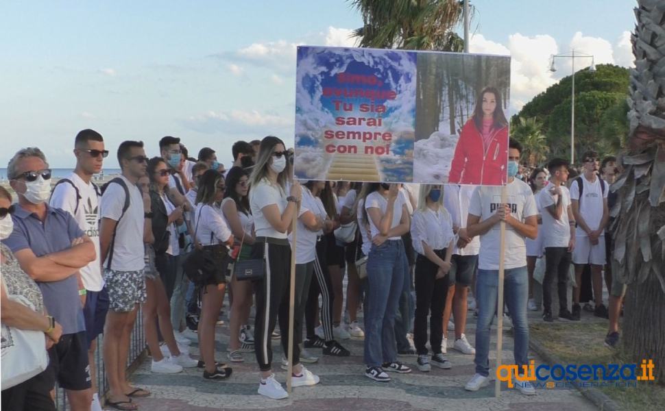 Soverato, la fiaccolata silenziosa per Simona Cavallaro. Oggi i funerali 51 Fiaccolata Simona Cavallaro