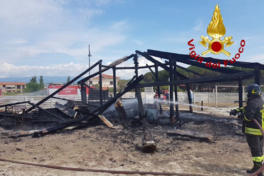 Fiamme stabilimento balneare