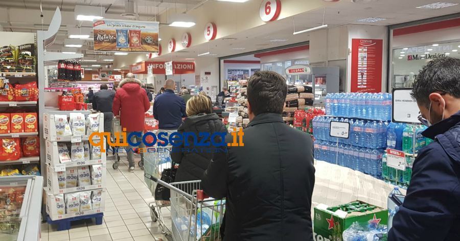 Fila supermercato rende coronavirus 01