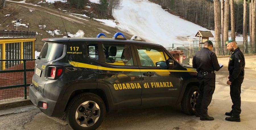La Finanza a Camigliatello, multato sciatore. Sequestrate motoslitte e articoli sportivi 55 Finanza Camigliatello