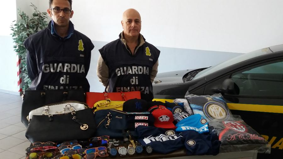 Finanza sequestro merce contraffatta paola