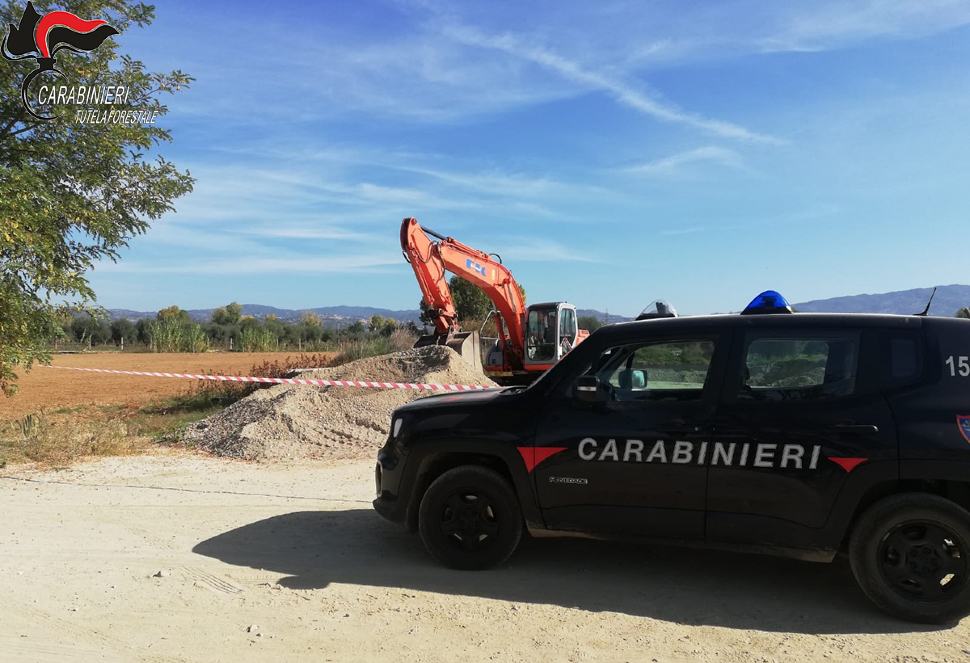 Forestale carabinieri pala meccanica