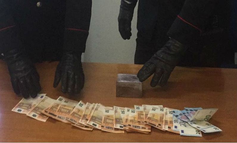 Viaggiava in auto con cinque panetti di 'fumo', arrestato 53 Foto Carabinieri Rose 1