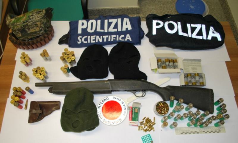 Arrestata per possesso di armi, il fratello era stato ucciso in un agguato 53 Foto Sequestro arma inzillo