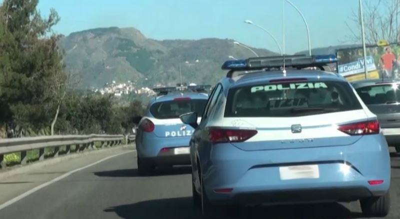Giovane 25enne arrestato sulla Statale 106 con un'auto rubata la notte prima a Taranto 51 Foto Volanti polizia 1