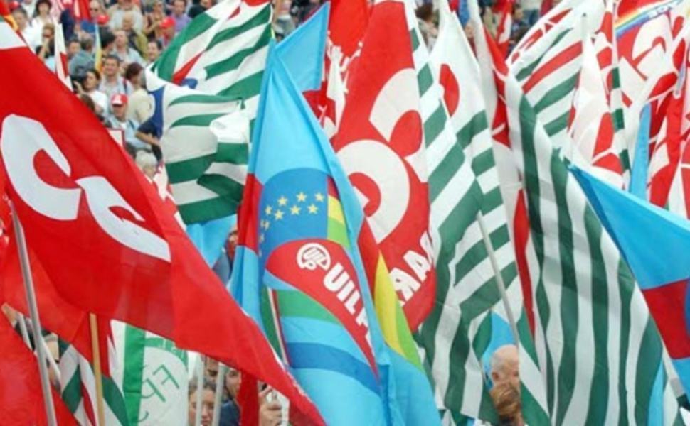Il settore della bonifica è in stato di agitazione: «senza risposte rallentamenti nei Consorzi» 51 Foto bandiere Cgil Cisl Uil 1