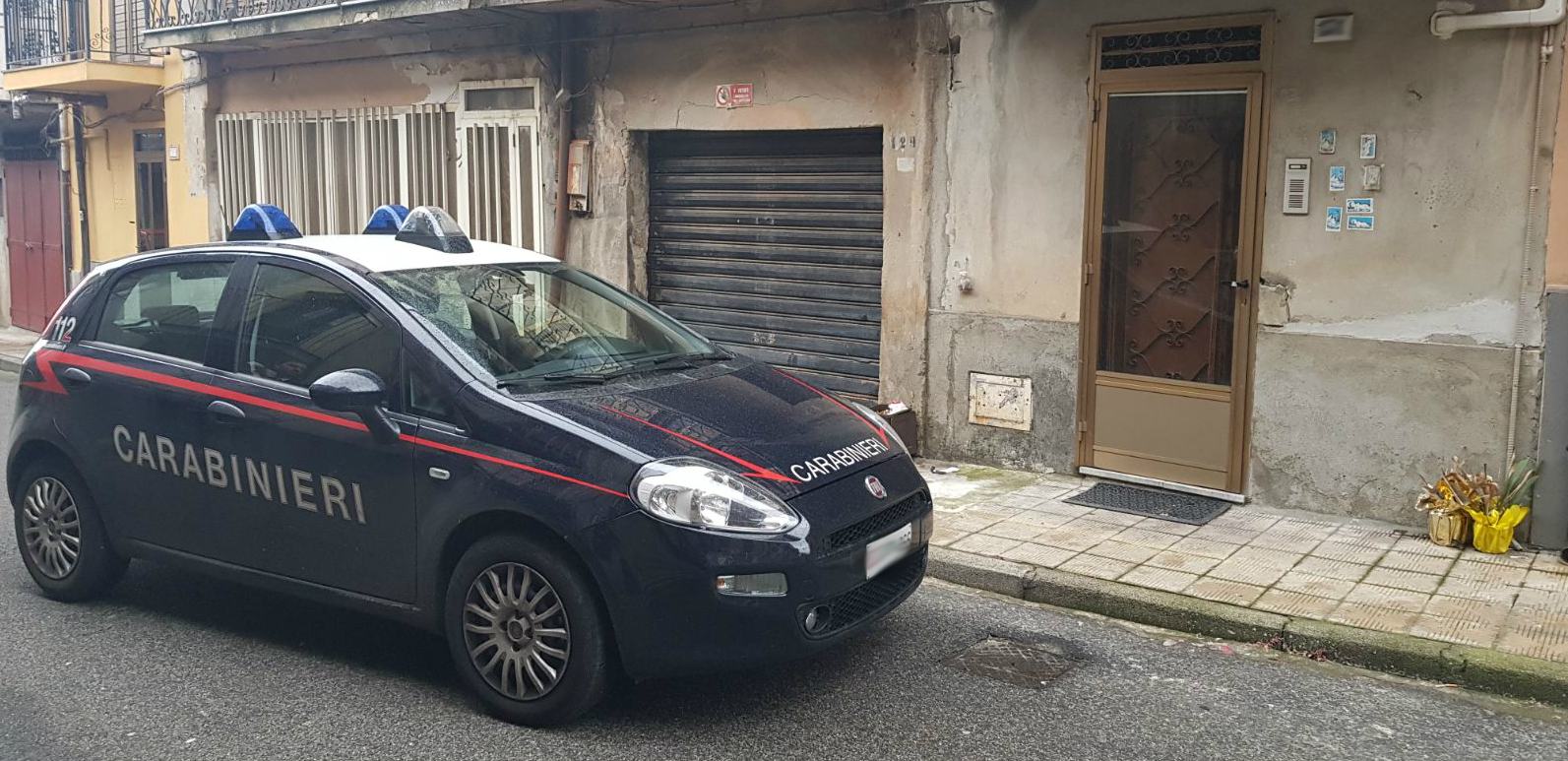 Minaccia il suicidio e di far saltare il palazzo con il gas, carabinieri salvano una donna 51 Foto carabinieri
