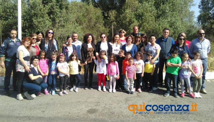 Foto di gruppo con maestre e genitori
