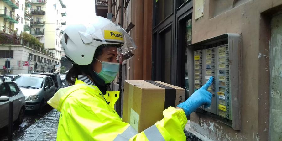 Cosenza, nel lockdown un incremento del 70% dei pacchi e-commerce consegnati 51 Foto e commerce poste