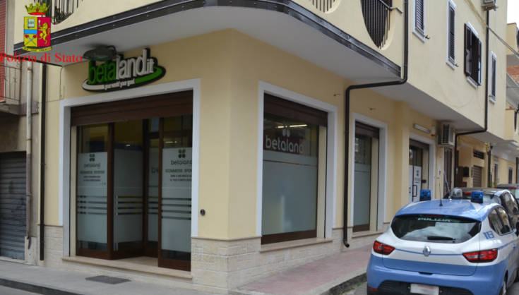 Foto slot polizia sala giochi