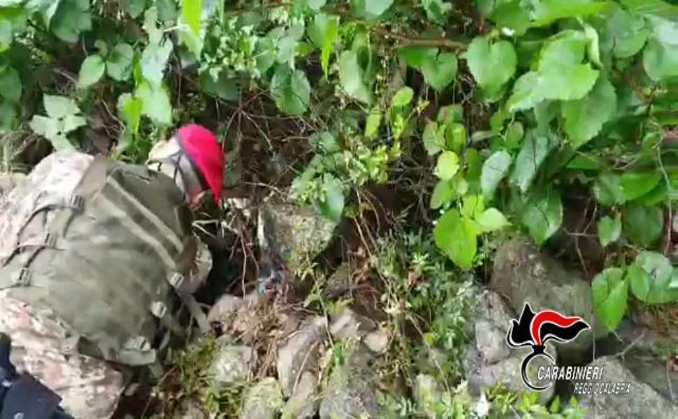 Rinvenuti una pistola e 38 proiettili: erano nascosti in un casolare abbandonato 51 Foto. 1