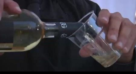 Che figuraccia: la Regione Calabria promuove il vino e lo serve... nel bicchiere di plastica (VIDEO) 51 Frame corriere vini calabria