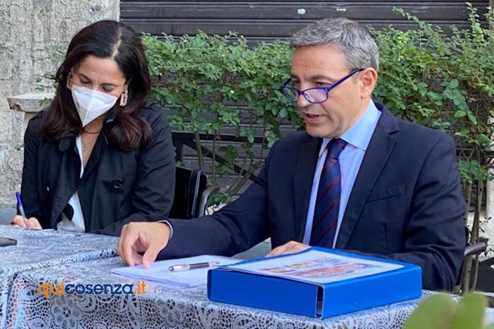 Caruso "nessun apparentamento, dialogo si. Dall'altra parte c'è chi vuole distruggere" 51 Francesco Caruso comizio Cosenza1 1