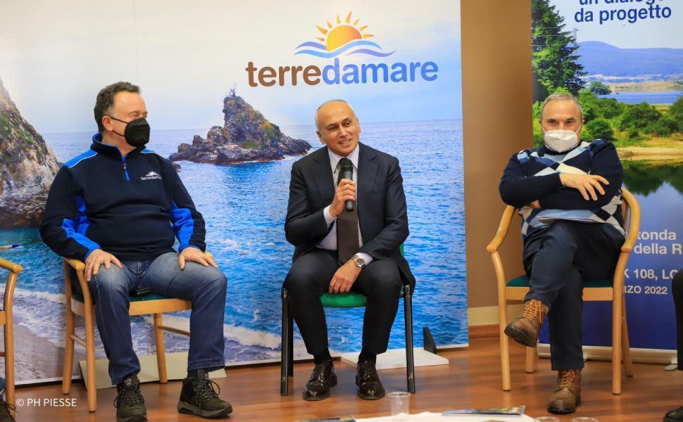 Il sindaco Caruso al meeting di Terredamare a Lorica: "Cosenza motore di sviluppo" 51 Franz Caruso al meeting di Terredamare 2 1