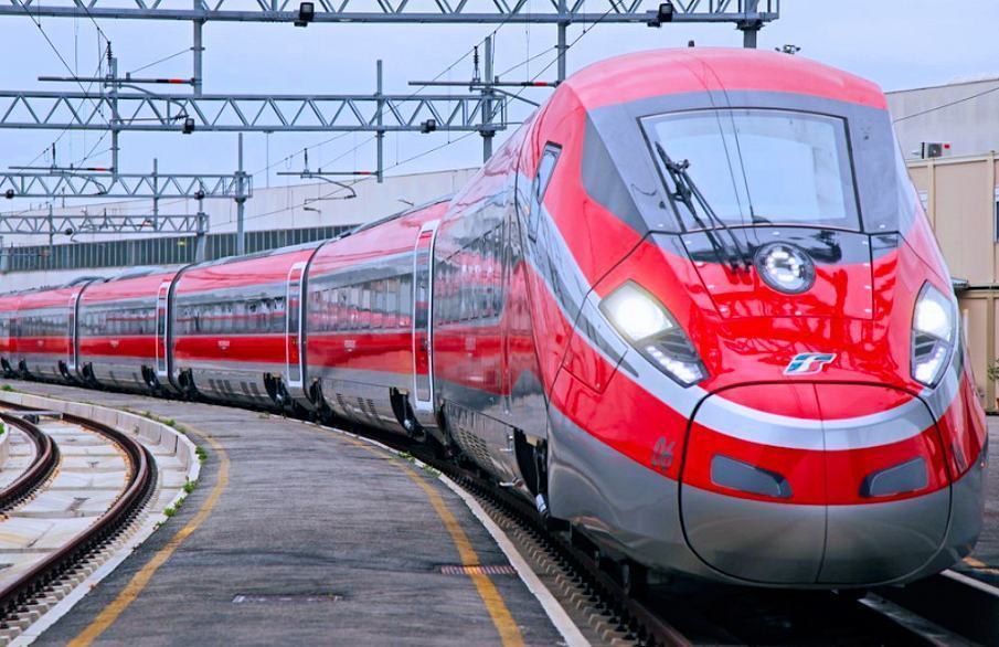 Scalea, oggi cittadini assistono alla prima fermata del treno Alta Velocità Frecciarossa 59 Frecciarossa 4