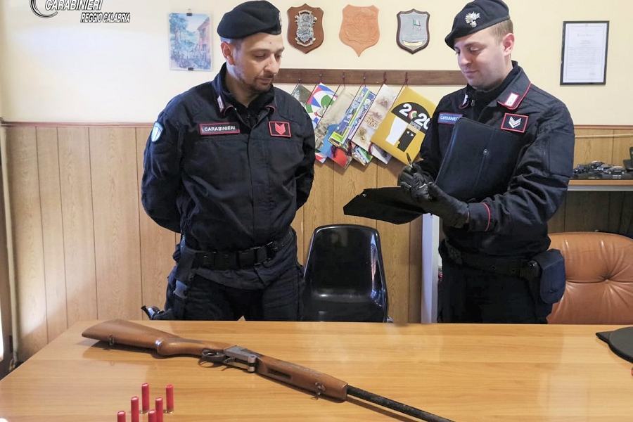 Un fucile e diverse munizioni nascosti nel bancone di un bar. Arrestato un 28enne 51 Fucile 7