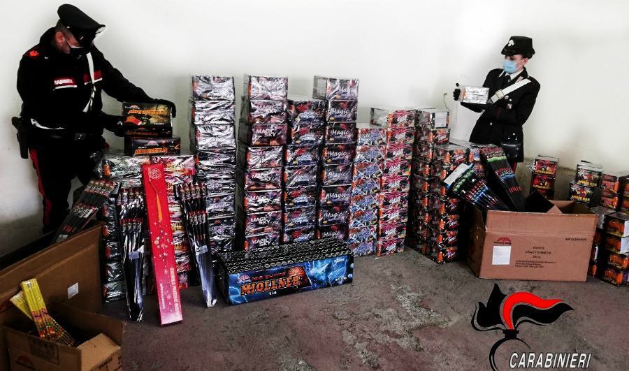 Fuochi pirotecnici e polvere da sparo custoditi nel garage, denunciato 51 Fuochi pirotecnici reggio sequestro montebello