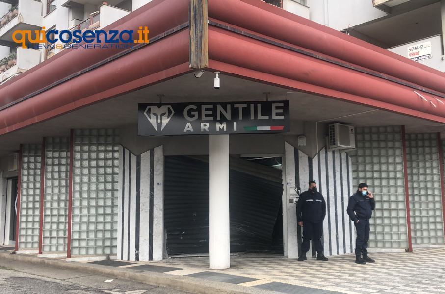 Rende, nuovo furto con spaccata ai danni di un'armeria 68 Furto spaccata armeria gentile 02
