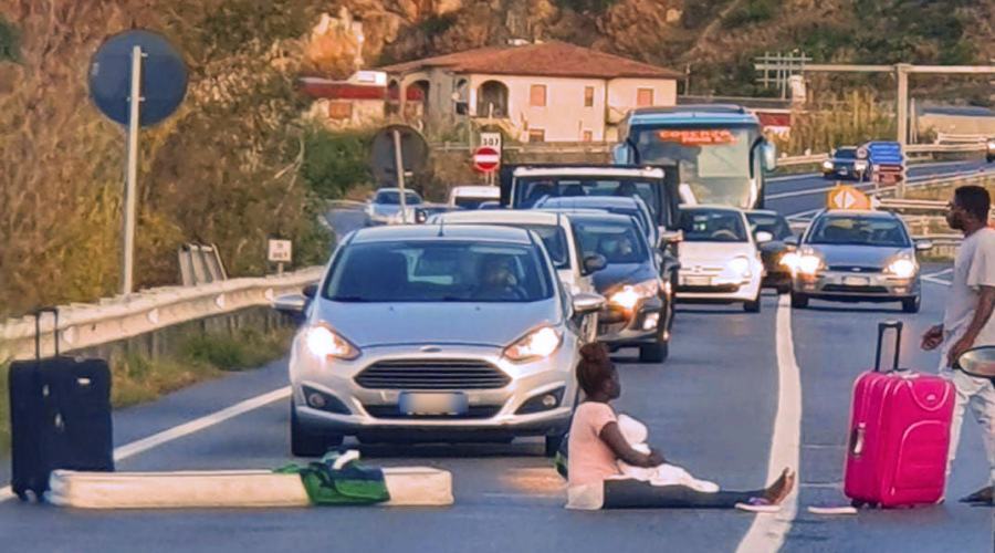 Fuscaldo migranti protestapl