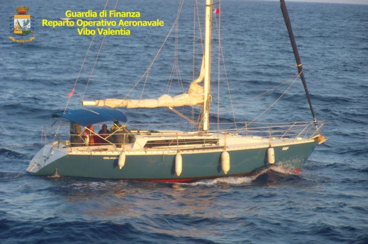 Abbandonano sedici persone vicino la costa, arrestati due ucraini 55 G.diF . R.O.A.N. Vibo Valentia2