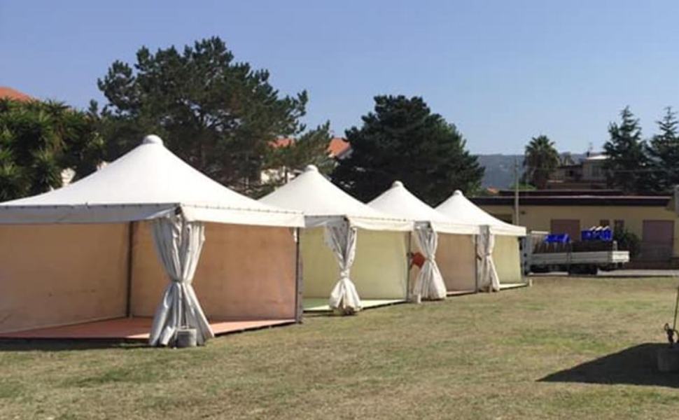 Alunni nei gazebo, il sindaco li rimanda a casa fino al 1° ottobre 51 Gazebo scuola porto salvo vv