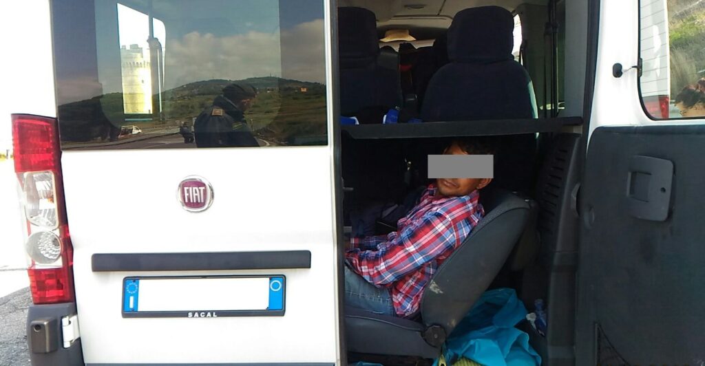 Braccianti agricoli stranieri stipati nei furgoni, denunciati 11 "caporali" 1 GdfFoto03