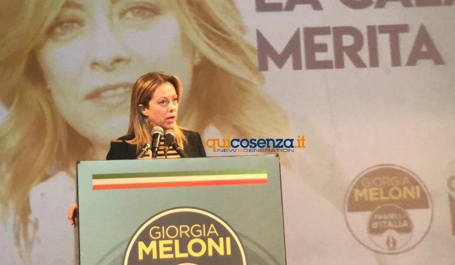 Giorgia Meloni a Cosenza: "Sinistra, si nasconde dietro alle sardine o al tonno: restano squali" 55 Giorgia Meloni a cosenza