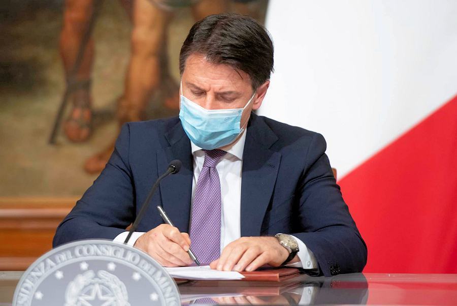 Nessun passo indietro del Governo, niente asporto dopo le 18. Conte firma il Dpcm 65 Giuseppe Conte 23