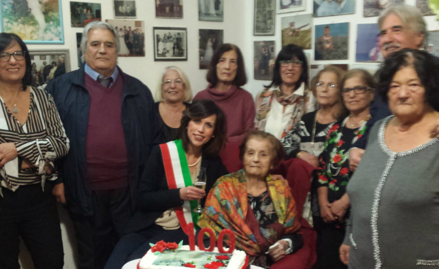 Giuseppina Guidoccio circondata dai suoi familiari 01