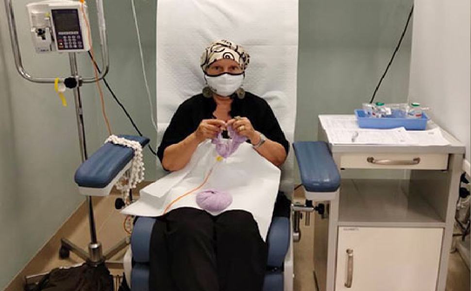 Gomitoli e uncinetti per le pazienti oncologiche all'ospedale di Cosenza 51 Giusy M. lavora a maglia