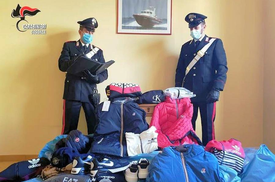 Spezzano Piccolo, sorpreso in auto con scatoloni pieni di abiti griffati contraffatti 51 Griffe contraffatte Cosenza carabinieri